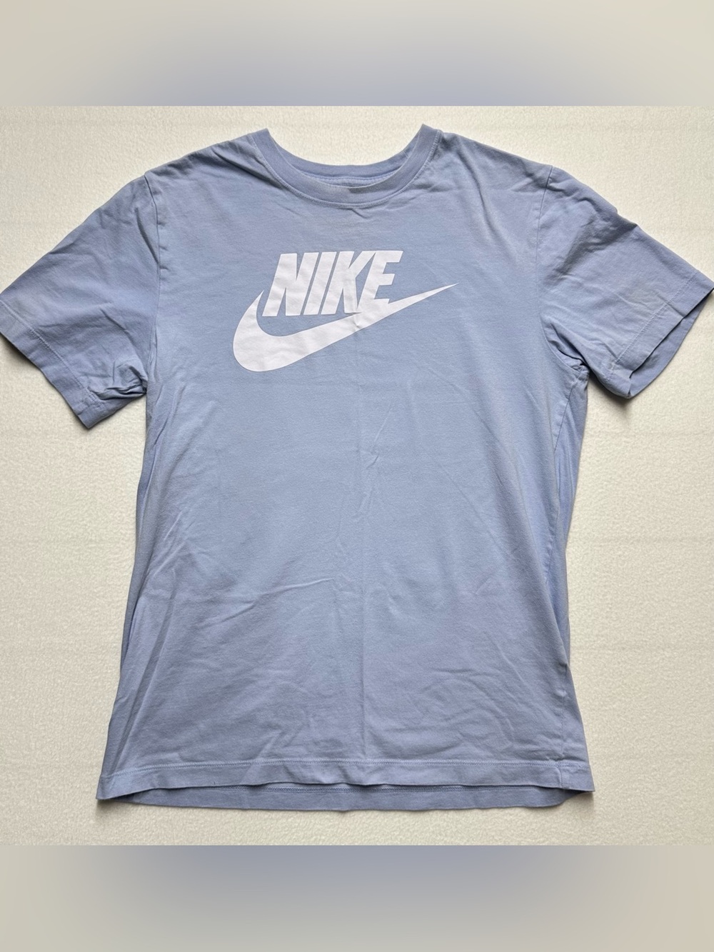 Nike Men’s Medium Light Blue “The Nike Tee” – P2P 21” – Classic Swoosh Logo